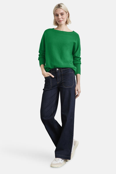 Groene trui met ronde hals van STREET ONE, gedragen met een wijde jeans en witte sneakers.