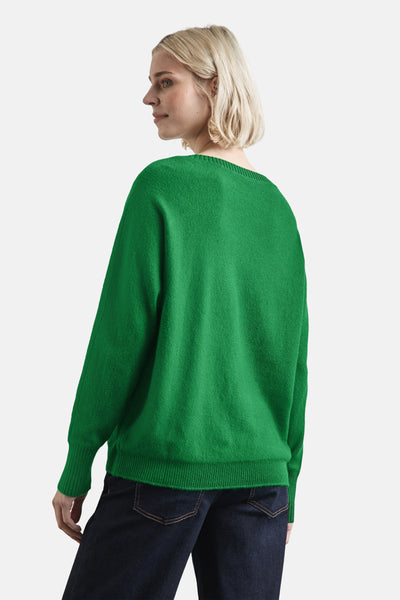 Groene trui met ronde hals van STREET ONE, gedragen met een donkere broek, achtergezicht.