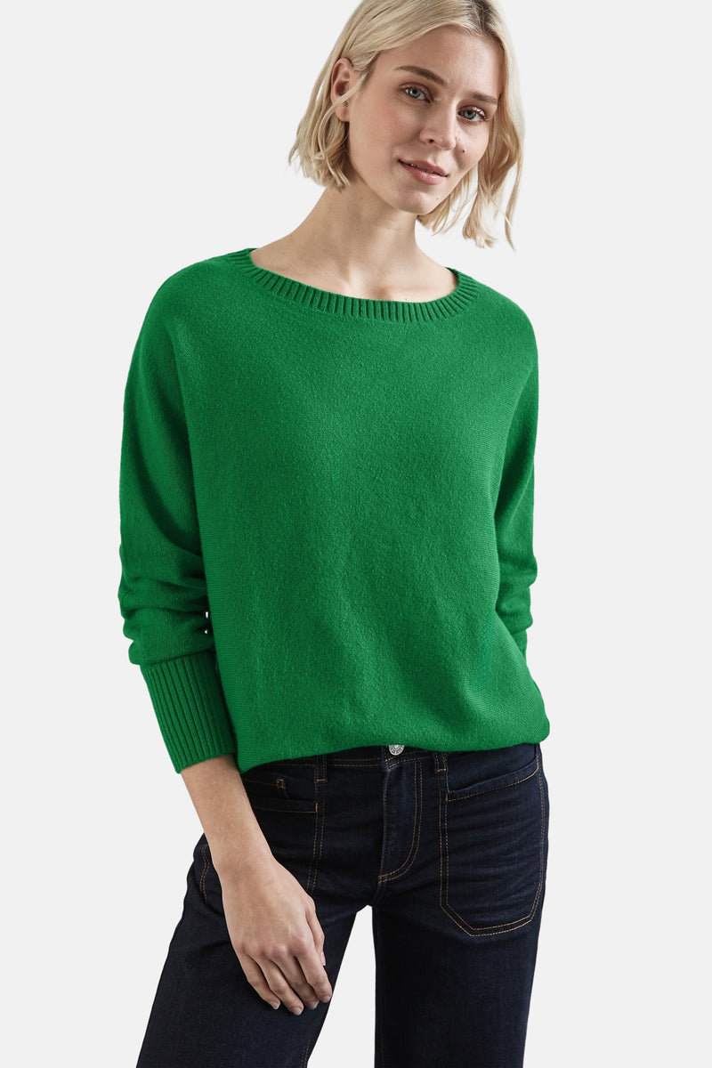 Groene rondehals trui van Street One gedragen met een donkerblauwe jeans.