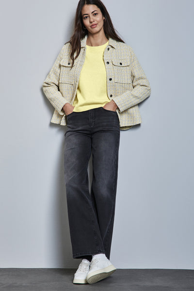 Pull à col rond jaune de STREET ONE, porté avec une veste texturée et un jean délavé.
