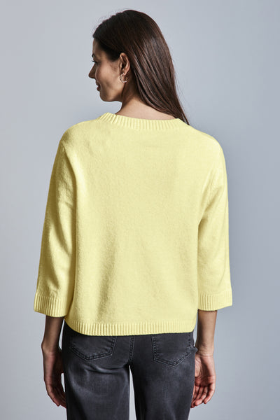 Pull à col rond jaune de Street One, manches trois-quarts et ourlet côtelé, porté avec un jean gris foncé.
