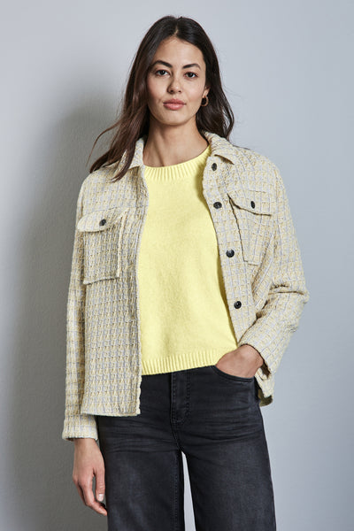 Pull à col rond jaune de Street One, porté avec une veste texturée à carreaux et un jean noir.