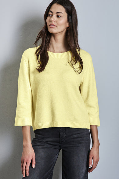 Pull à col rond jaune par STREET ONE, porté avec un jean foncé.
