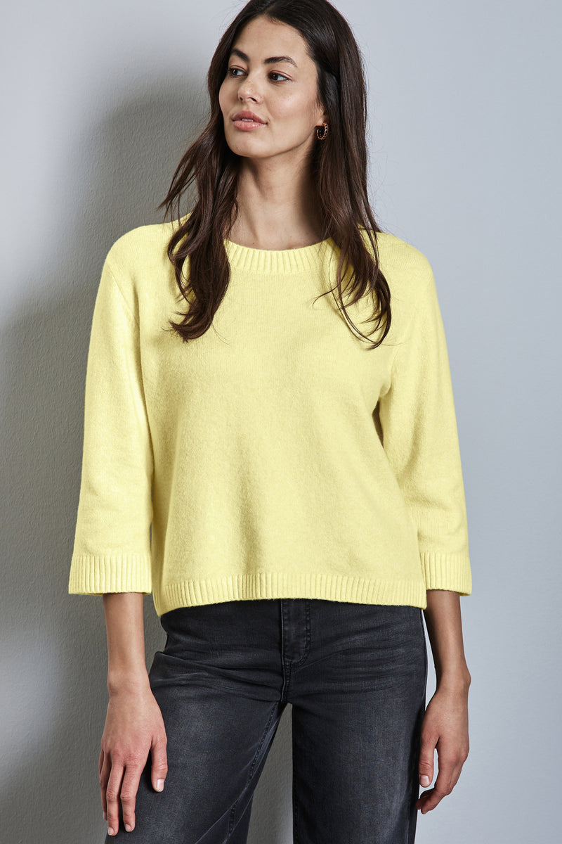 Pull à col rond jaune par STREET ONE, porté avec un jean foncé.