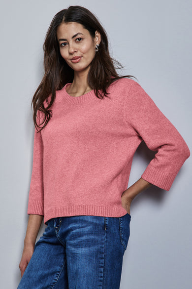 Pull à col rond rose de Street One, porté avec un jean en denim bleu.