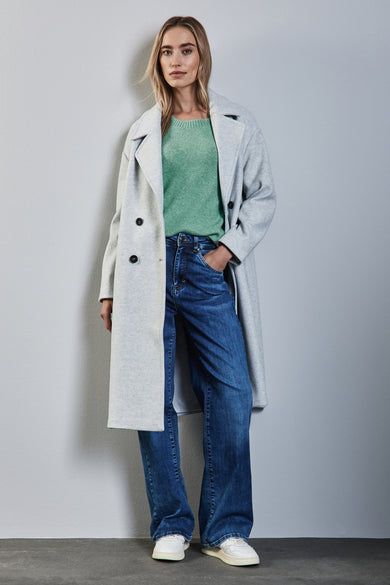 Pull à col rond vert de Street One porté avec un manteau gris et un jean large.
