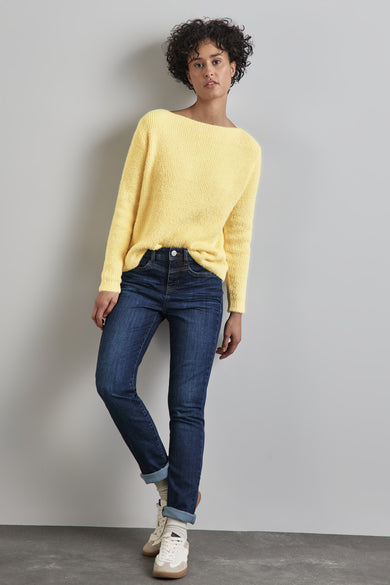 Pull à col rond jaune de Street One, porté avec un jean slim et des chaussures de sport.