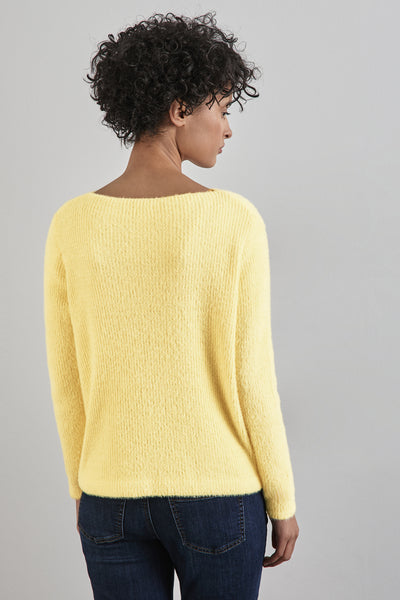 Pull jaune à col rond de Street One, avec texture duveteuse, porté avec un jean bleu foncé.
