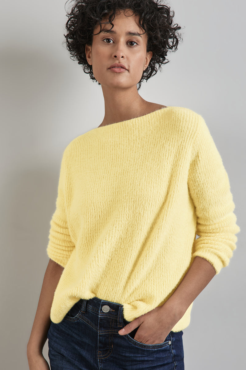Pull jaune à col rond de STREET ONE, porté avec un jean en denim foncé.
