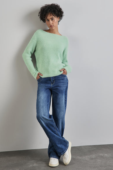Pull à col rond vert clair de STREET ONE, en maille duveteuse, porté avec un jean large et des baskets blanches.