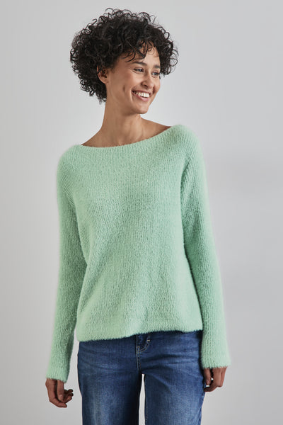 Pull à col rond vert de STREET ONE, en maille duveteuse, porté avec un jean en denim.
