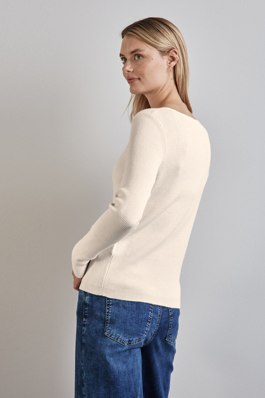 Beige trui met ronde hals van Street One, in ribgebreide stof, gedragen met een blauwe jeans.