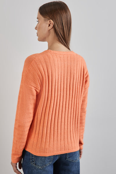 Oranje trui in V-vorm van Street One, gemaakt van ribbenwol, gedragen met een blauwe jeans.