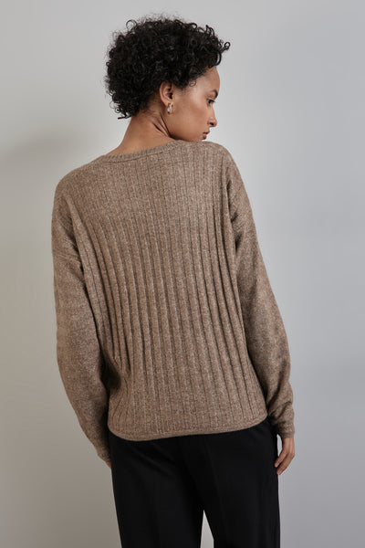 Beige V-hals trui van STREET ONE, in ribgebreid, gedragen met een zwarte broek.