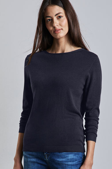 Donkere blauwe ronde nekpull Street One, gedragen met een blauw jeans.