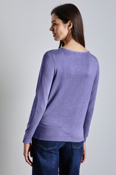 Paarse trui met ronde hals van STREET ONE, gedragen met een donkerblauwe jeans, van achteren gezien.