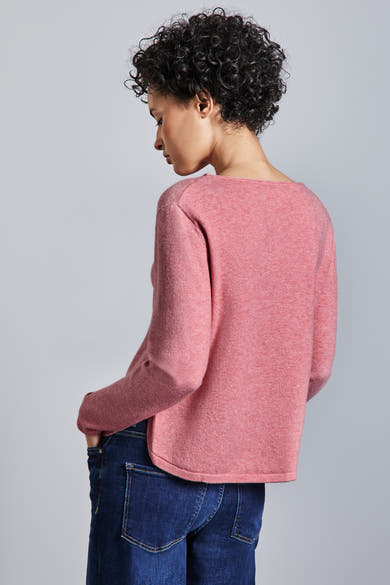 Ronde hals trui koraal van STREET ONE, gedragen met een donkerblauwe jeans, achterzijde.