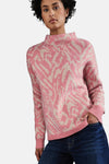Koraalkleurige coltrui van Street One, zebraprint gedragen met een wijde blauwe jeans en witte sneakers.