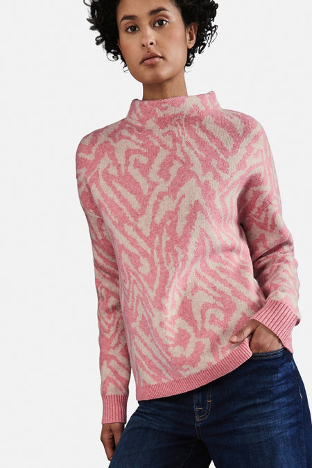Koraalkleurige coltrui van Street One, zebraprint gedragen met een wijde blauwe jeans en witte sneakers.
