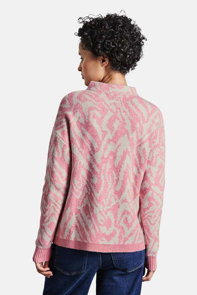 Street One koraalkleurige coltrui met een roze en beige zebraprint.