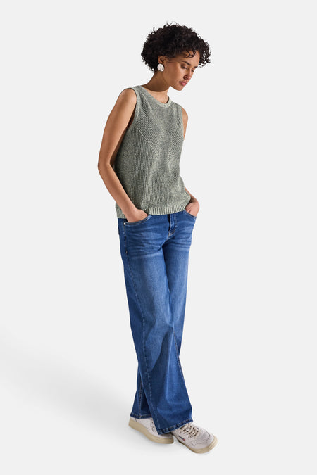 Groen mouwloos topje van Street One, gedragen met een wijde blauwe jeans en sportschoenen.