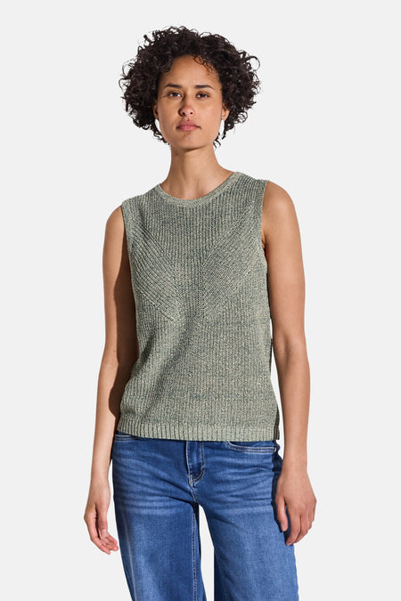 Groen mouwloos topje van STREET ONE, gedragen met een blauwe jeans.