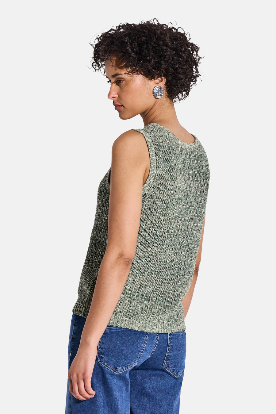 Top sans manches vert de Street One, avec texture tricotée, porté avec un jean bleu et des boucles d'oreilles rondes.
