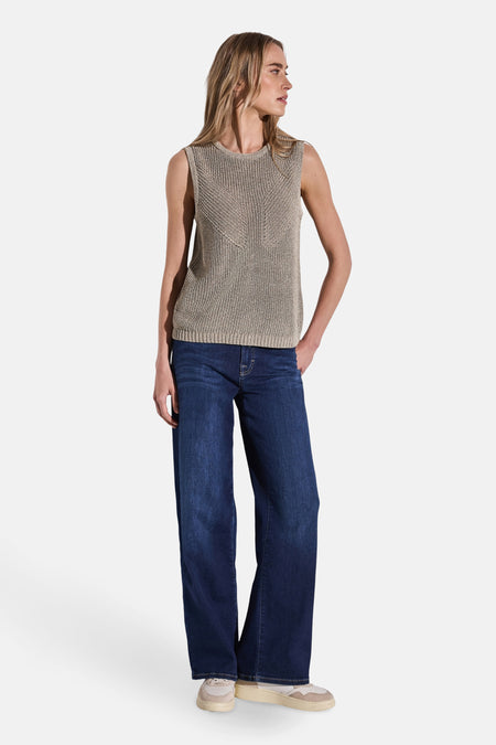 Kaki mouwloos topje van STREET ONE, gedragen met een wijde blauwe jeans en beige sneakers.