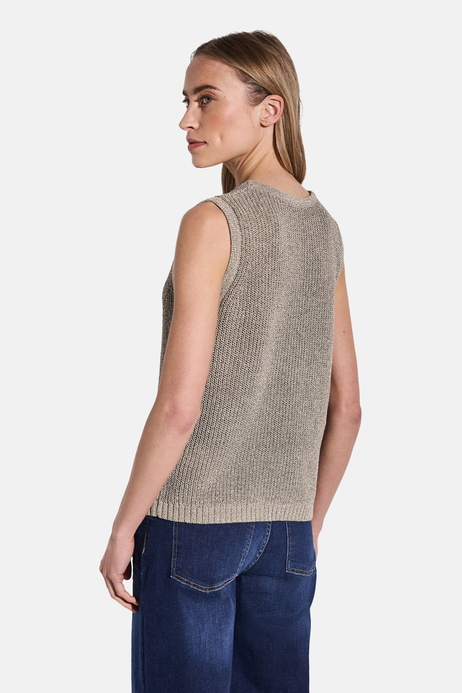 Top sans manches kaki et marron de Street One, en maille texturée, porté avec un jean bleu foncé.
