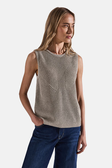 Top sans manches kaki et marron par STREET ONE, avec un motif en maille texturée et porté avec un jean bleu foncé.
