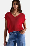 Top uni manches courtes rouge de Street One porté avec un jean taille haute bleu.