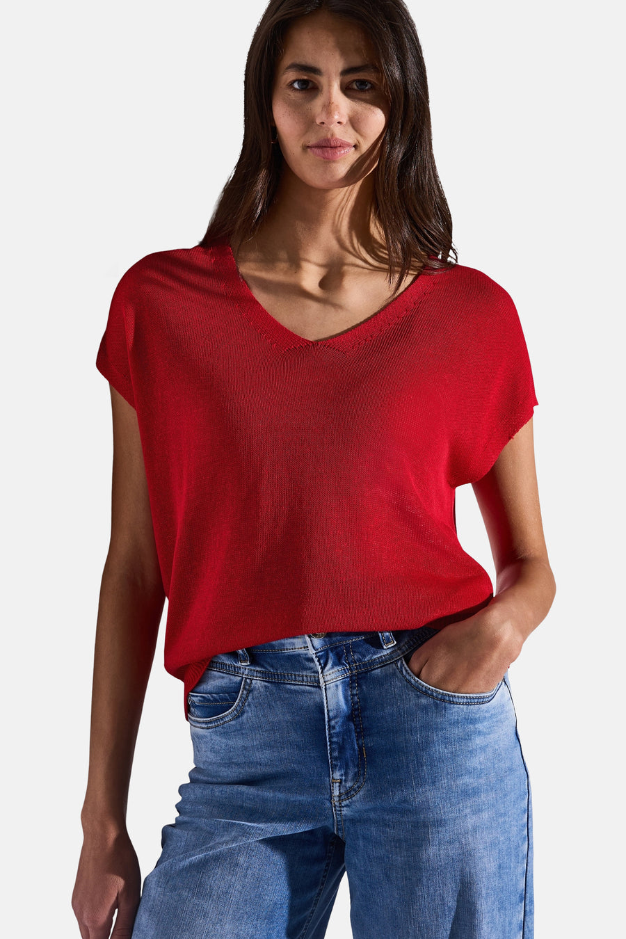 Top uni manches courtes rouge de Street One porté avec un jean taille haute bleu.