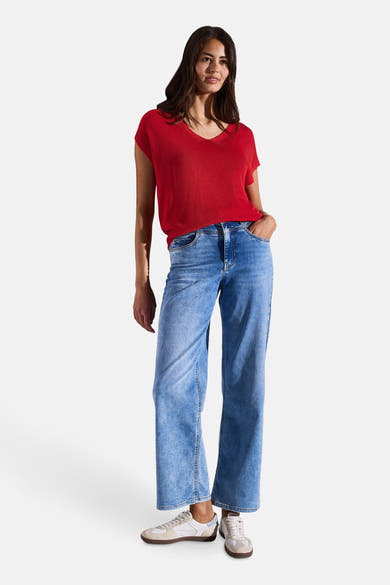 Top uni manches courtes rouge de Street One, porté avec un jean bleu ample et des baskets blanches.