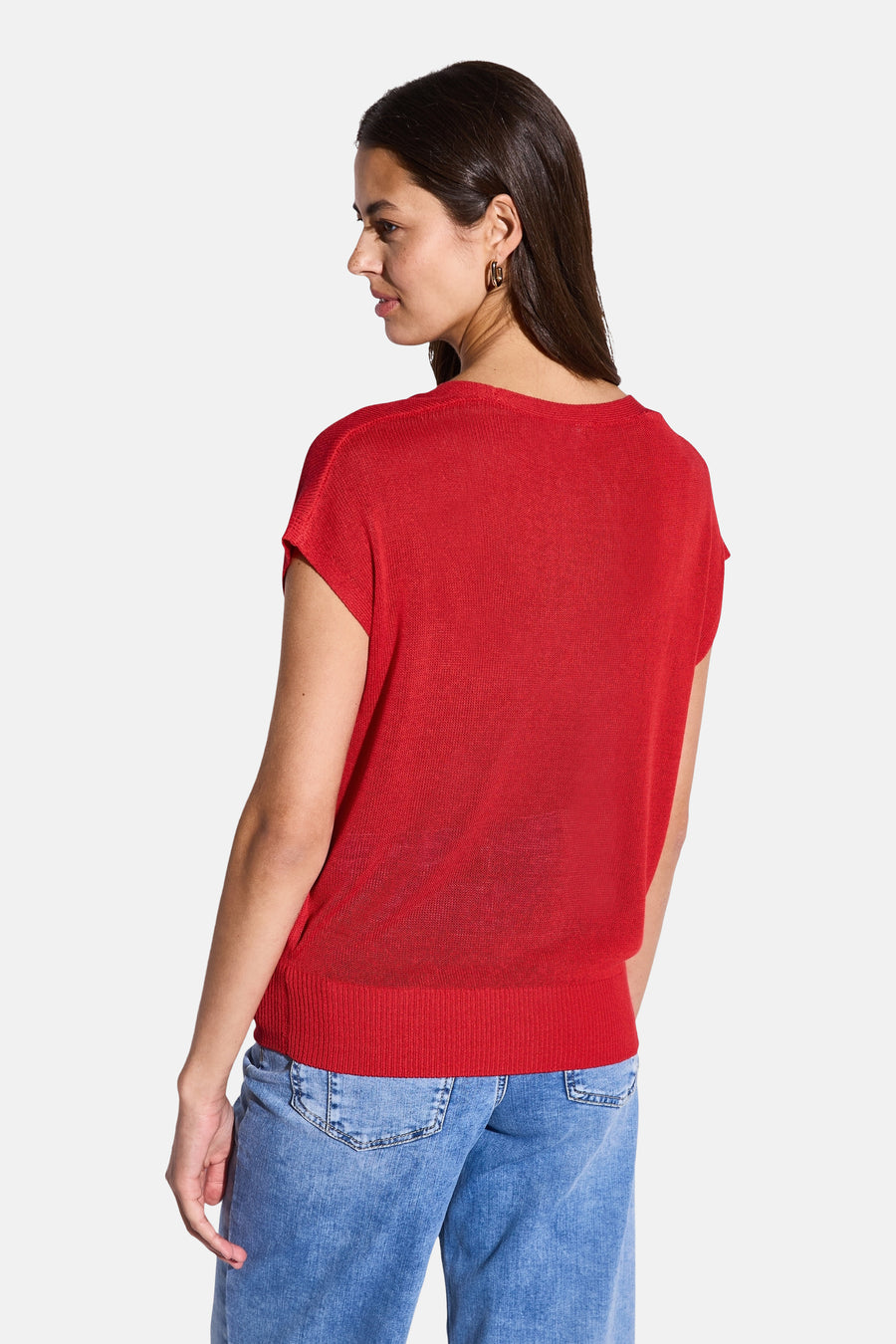 Top uni manches courtes rouge de STREET ONE, porté avec un jean bleu clair, vue de dos.