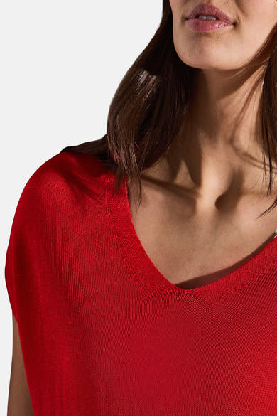 Top uni manches courtes rouge par Street One, en maille fine et coupe en V.