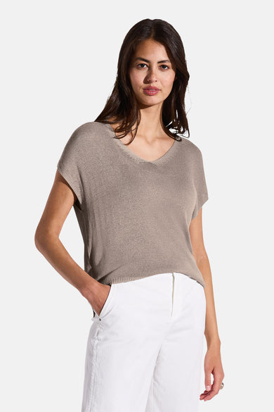 Top met korte mouwen beige van Street One, gedragen met een wijde witte broek.