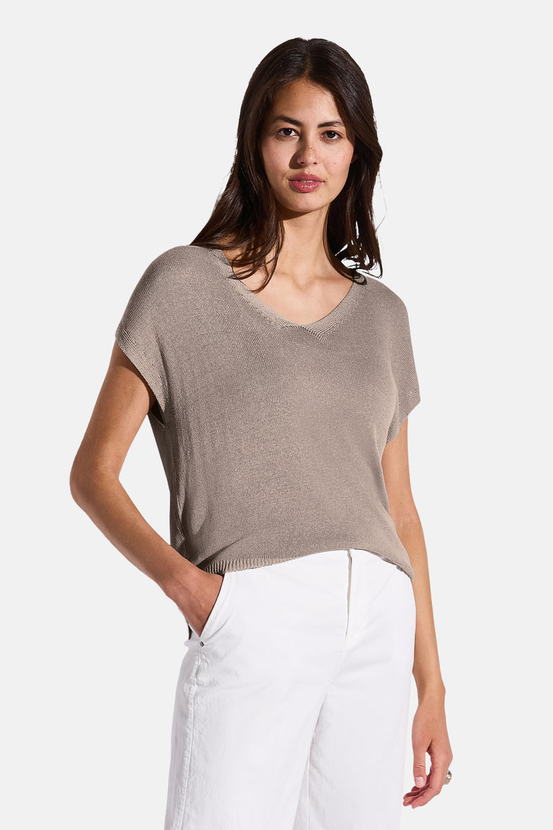 Top met korte mouwen beige van Street One, gedragen met een wijde witte broek.