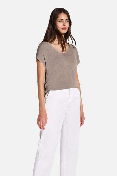 Top uni manches courtes beige de Street One, porté avec un pantalon blanc ample.