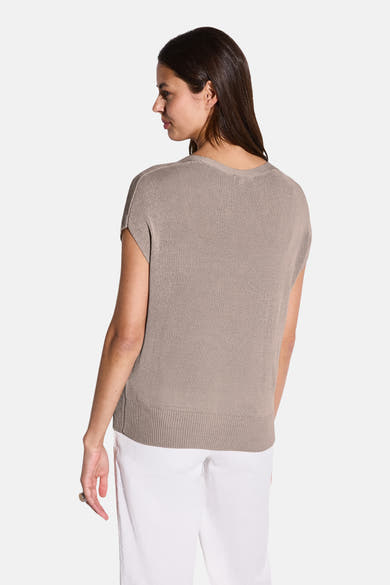 Top met korte mouwen beige van Street One, gedragen met een witte broek.