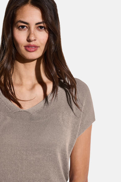 Top met korte mouwen beige van STREET ONE, in fijne breitechniek gedragen door een model.