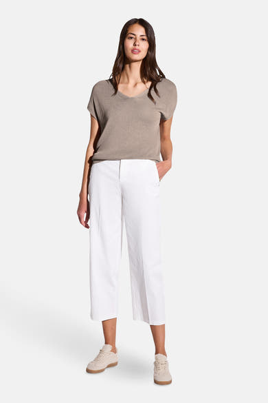 Top met korte mouwen beige van STREET ONE, gedragen met een witte broek en beige sneakers.