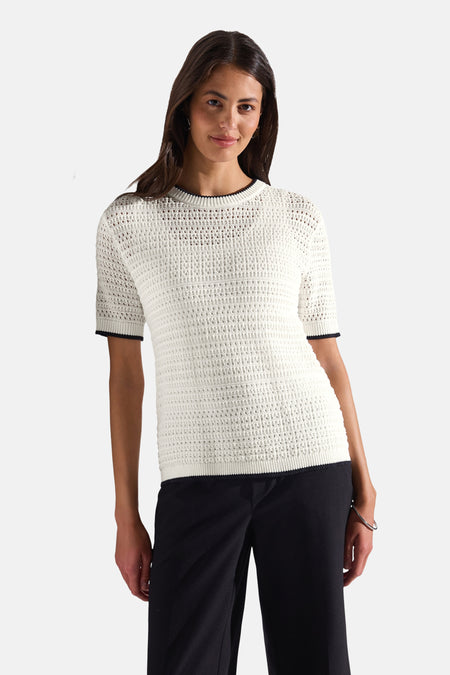 Top met korte mouwen wit van STREET ONE, met contrasterende zwarte bies, gedragen met een zwarte broek.