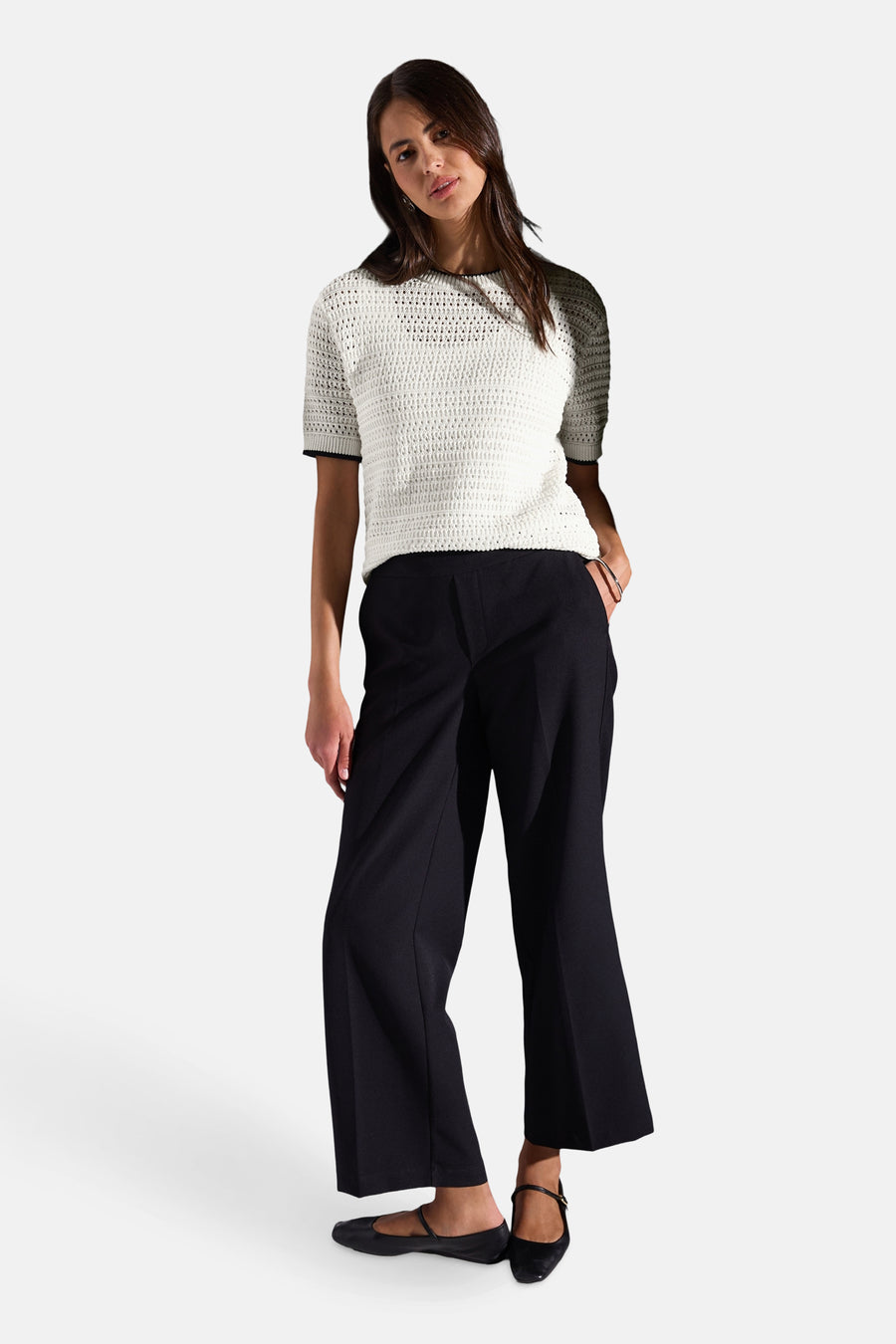 Top uni manches courtes blanc de STREET ONE, avec bordure noire contrastante, porté avec un pantalon noir.