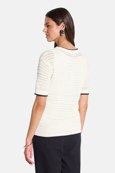 Top uni manches courtes blanc de STREET ONE avec bordure marine au col, aux manches et à la base.