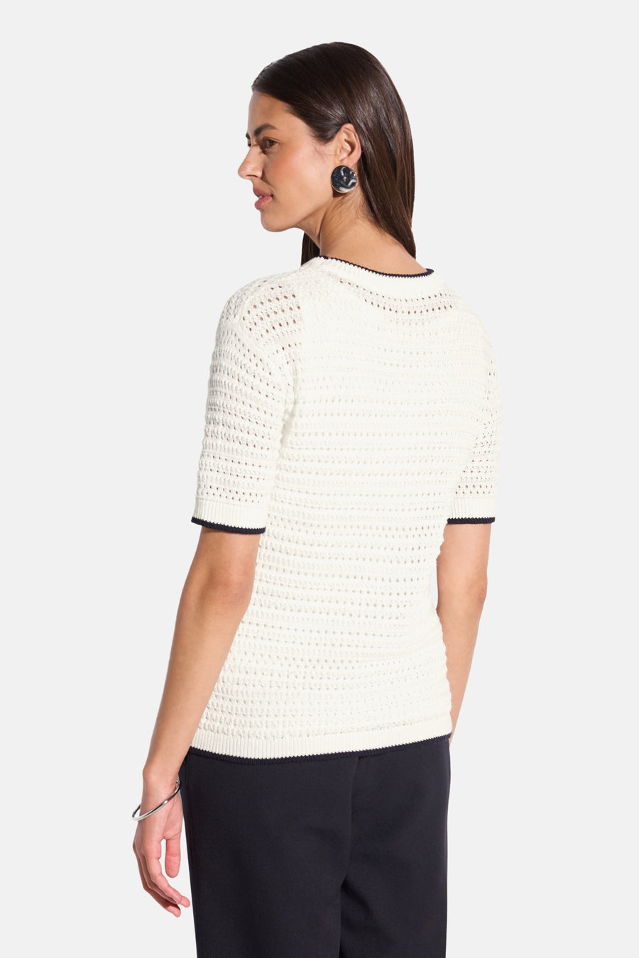 Top uni manches courtes blanc de STREET ONE avec bordure marine au col, aux manches et à la base.