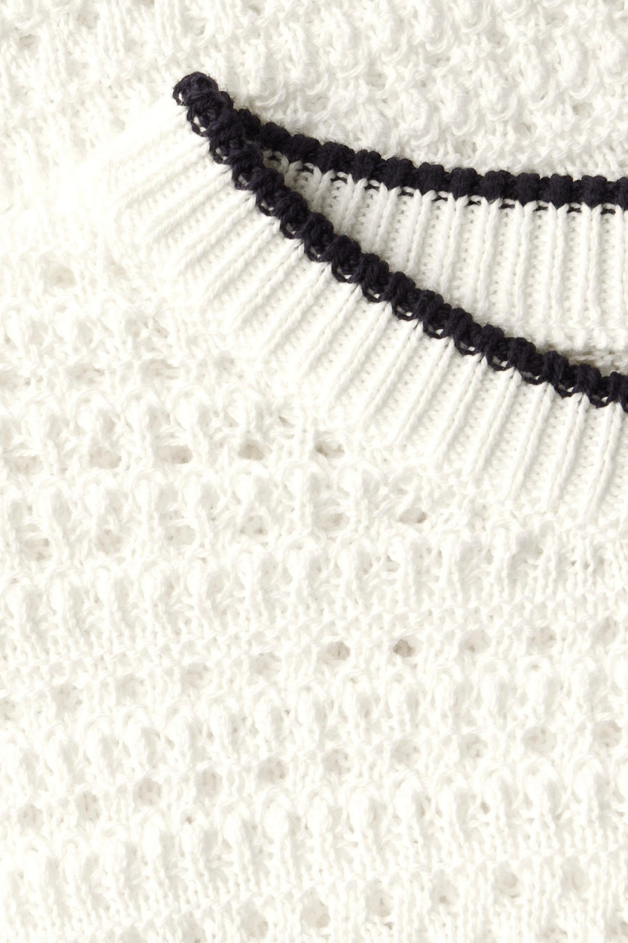 Top uni manches courtes blanc de STREET ONE, en maille ajourée avec une bordure contrastante à l'encolure.
