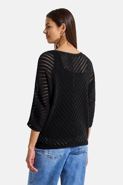 Zwarte rondehals trui van Street One, chevron ajourpatroon, gedragen met een casual spijkerbroek.