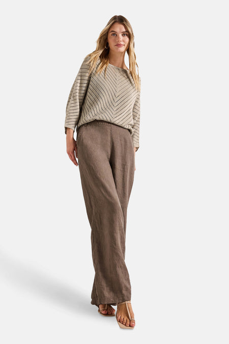 Beige ronde hals trui van STREET ONE, met geometrische strepen, gedragen met een wijde broek.