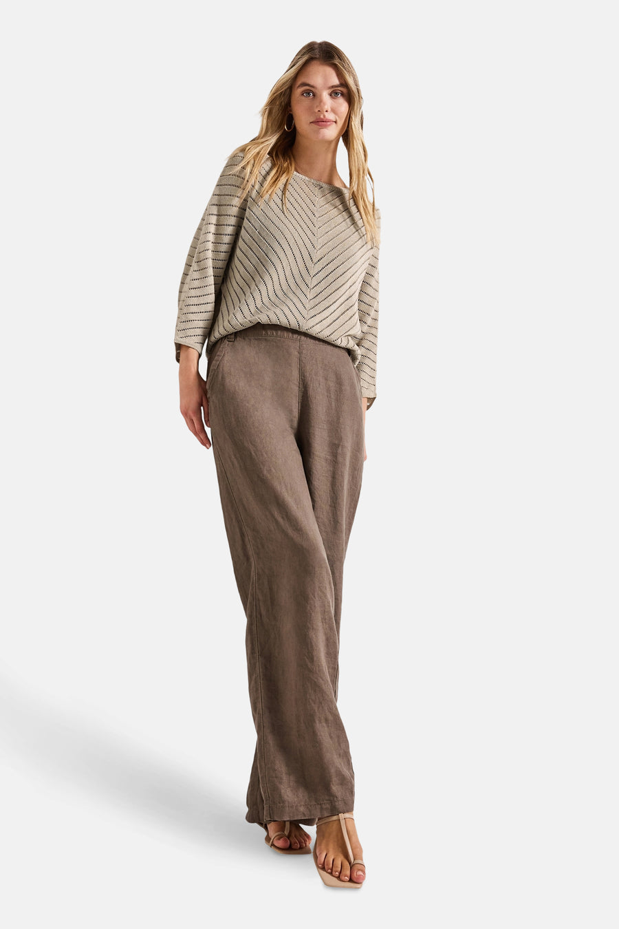 Beige ronde hals trui van STREET ONE, met geometrische strepen, gedragen met een wijde broek.