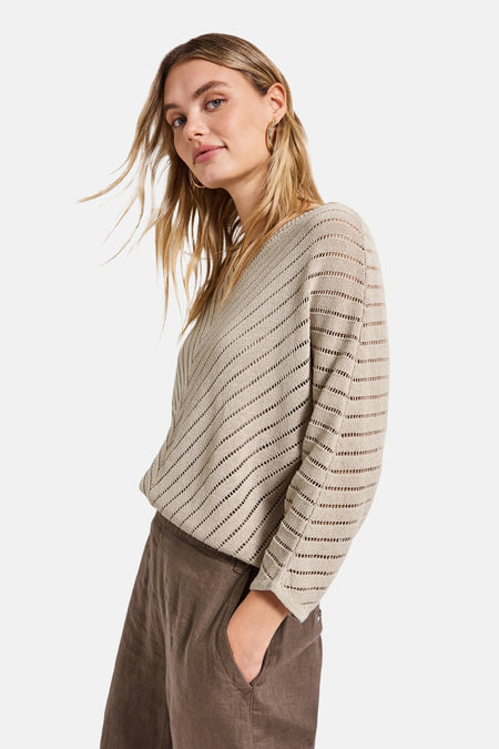Beige ronde hals trui van Street One met een ajourpatroon, gedragen met een bruine broek.